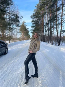 HyileyClark Public Immagine  9