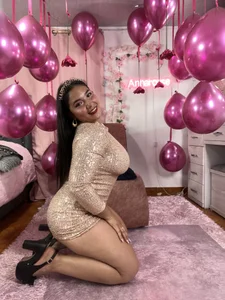 AnnaRosse1 ✨ “It’s my birthday! Come celebrate with me — good vibes, good friends, and unforgettable moments!” Immagine  2