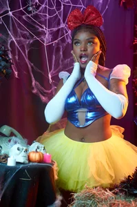 malu_horny_69のSnow White is alone and lost waiting for you to give her all your love.の 8枚の写真