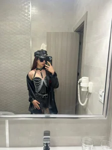 Hot & Confident 🔥 💅 🌶️ od AaryaVogue  4 snímek