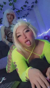 Sara and Emma in a new year 😈😏 de the_lesbian_game Foto 2