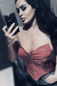 Lari_Stella Public Pic 3