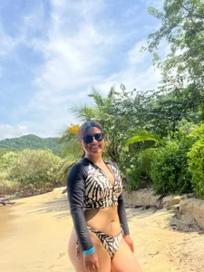 Rebeca_Williams_ Enjoying the beach Bilde 4