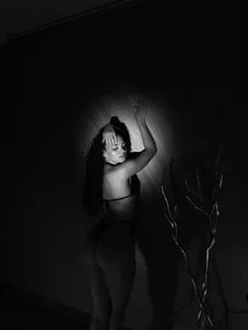 PaulinaSaint Mysterious girl Pic 4