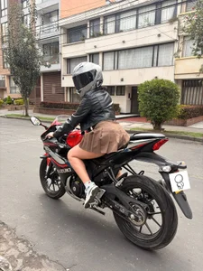 SarahMiler_ “I set hearts racing, not just the motorbike 🏍️🔥” 圖片