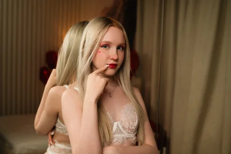 Sia_Hartの💘 Cutie in white lingerieの 4枚の 写真