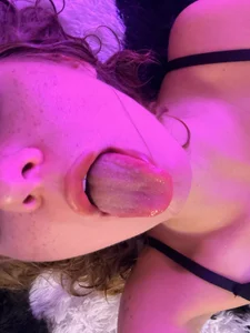 KellySunn kiss Poză 2