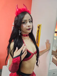 Cameron_naughty Public Pic 6