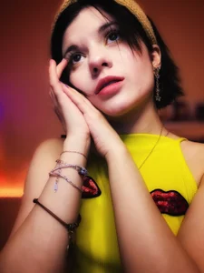 A BRIGHT SMILE WILL BRIGHTEN UP YOUR DAY 😊🤭💛 de Katya_Zaitseva  2 Imagens