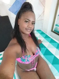 LauraSaenz01a bit of me图片 2