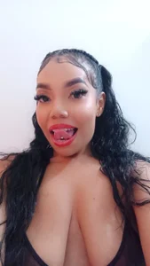 Elettrahot_ Kisses Immagine 