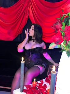 CandaseRussellyour favorite vampire 😈🔥图片 4