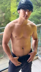 with some help, my body and skin look much better. 🫶🏻😚 de Liam_Chameliam  Imagens