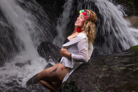 erotik_lady a day at the waterfall Immagine  5