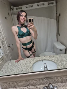 Green lingerie set non-nude💚 de KierBearKisses  4 photos