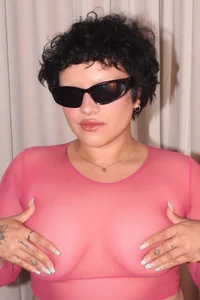 Alaska_deluxe serving face, as usual 🩷🖤 Pic 2