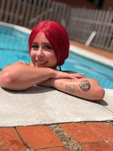 LA_RUSA69 Get wet with me in the pool💦🌸😈 Pic 2
