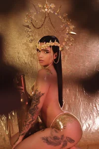 MariaHerrera_ Golden Girl Bilde 7