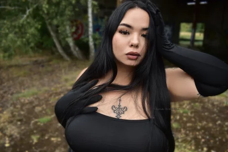 Hana-Noami Lost Place in black Foto 9