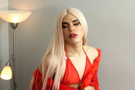 BeckyAndersのT-Lady in redの 3枚の写真