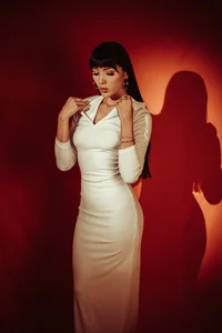 evamoretti me in white Bilde