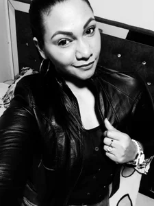 shara-24 Public Pic 4