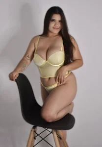 isabella_whiithe nice new outift 💛 Immagine 