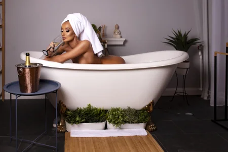 OneOutrageousImagine us in a dream hotel room 🥵图片 4