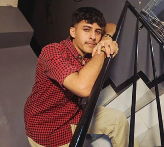 Alan_Del_Reyx boy in red Foto 2