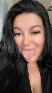 Curvybrunette1998 Public Pic 4