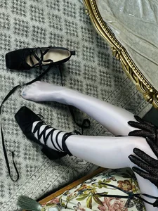 DorothyGilbert1 𝐁𝐥𝐚𝐜𝐤 𝐡𝐞𝐞𝐥𝐬 + 𝐰𝐡𝐢𝐭𝐞 𝐧𝐲𝐥𝐨𝐧 Immagine 