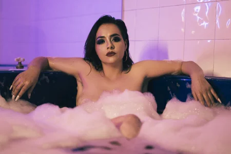 HollyCarteer Hot bath Bilde 2