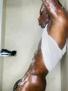 mike_wallace Come here BB, I wait for you in the shower Pic 3