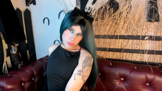 Lexxxxx_ IN THE STABLE BEING SEXY Foto 6