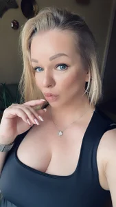 JuliaBlond Public Pic