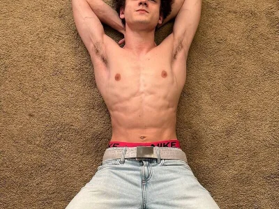 Brad_Holloway Public Hình 2