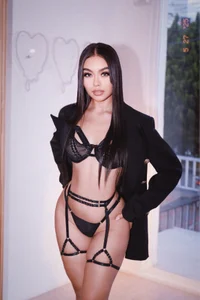 BLACK ON ME 🖤 od GigiLee_  2 snímek