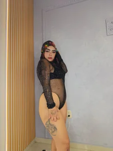 Inaya_Khalifa: Between shadows and deep looks, I let your imagination do the rest 🔥 ( 5 фото)