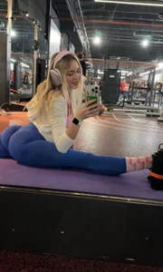 Kelly__Gray 💚 Pic 3