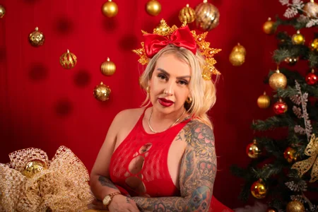 SophieWinsloow Santa isn’t the only one coming🎄😘 Foto 5