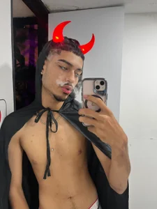 ItsZairen 🔥 Hotter Than Hell Foto 3