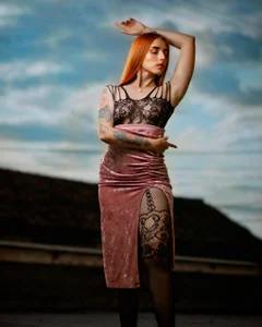 helen_mooree: I LOOK HOT? 👀 ( 2 фото)