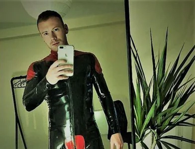 rubberdom69 Public টি ছবি