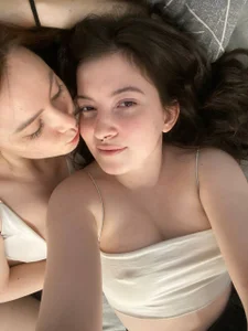 LaneDoell shy girls Foto 2