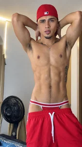 Red ❤️❤️ od soyander03_  3 snímek