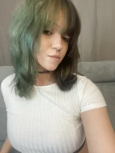 LoyceSwarm cute outfit Pic