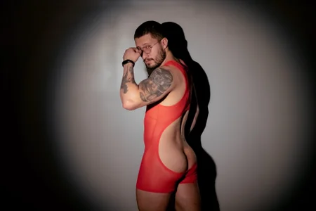 Red stuck to my body de Nathan_rivers  5 Imagens