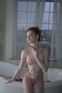 Wandarful_Wanda In a stream of elegance Pic 3