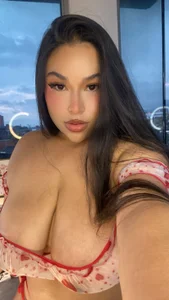 Zoey_thompson My curves are your sweetest distraction tonight 💋🍑💦 Pic