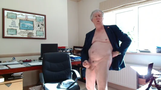 alan in the office od alan_inlondon  9 snímek